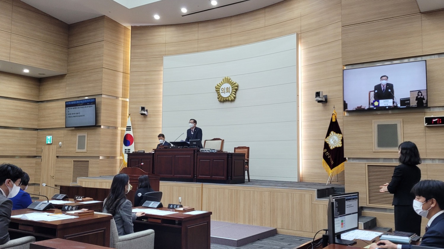용산구의회 오천진 의장이 본회의를 주재하는 모습./사진=주현태 기자