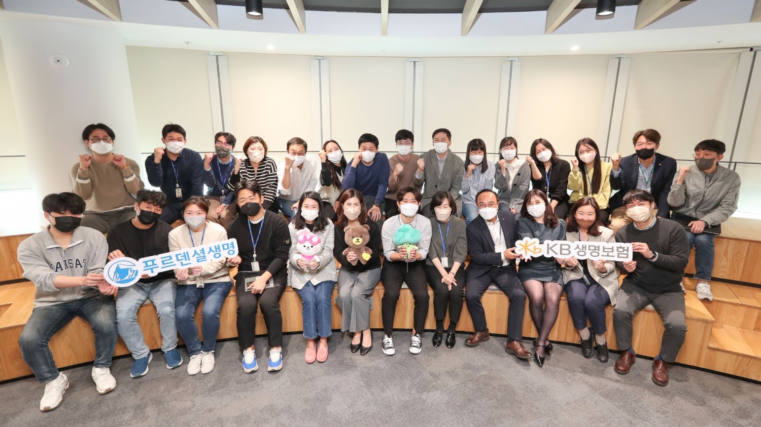 푸르덴셜생명보험과 KB생명보험은 내년 초 KB라이프생명 출범을 앞두고 상호 이해 향상 및 협업의 토대를 마련하기 위해 본부별 ‘통합 워크숍’을 진행한다고 27일 밝혔다./사진=푸르덴셜생명