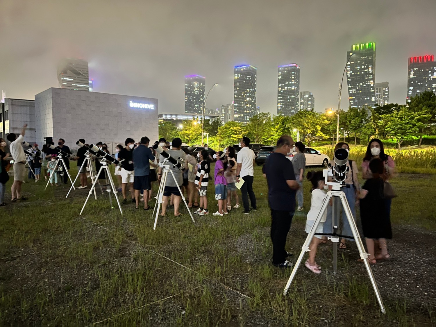 더샵 아파트 주민들이 함께한 '불을 끄고 별을 켜요' 행사 / 사진제공=포스코건설