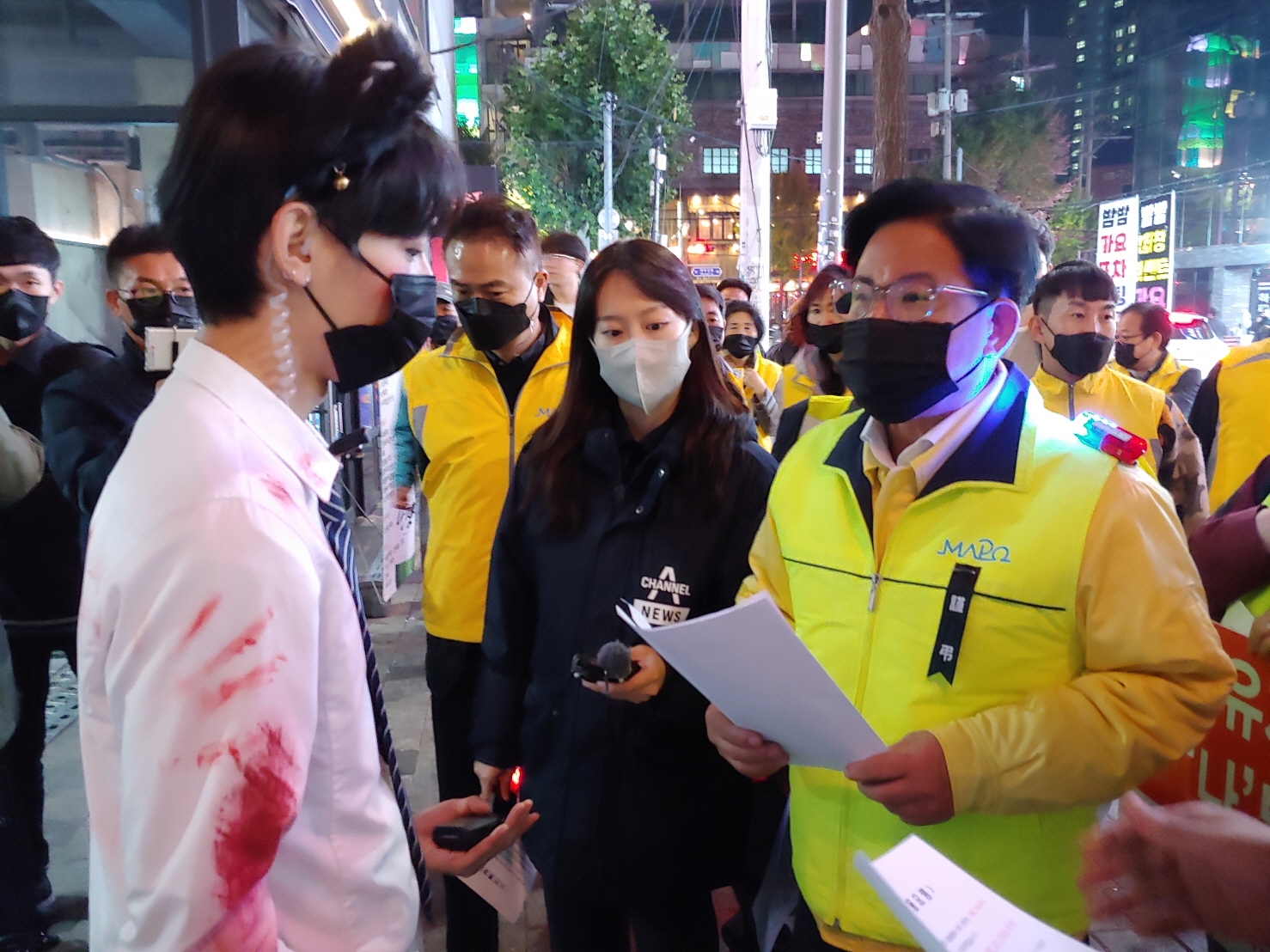 박강수 마포구청장과 구직원들이 업소를 방문해 휴업 권고 안내문을 전하고 있다./사진제공=마포구