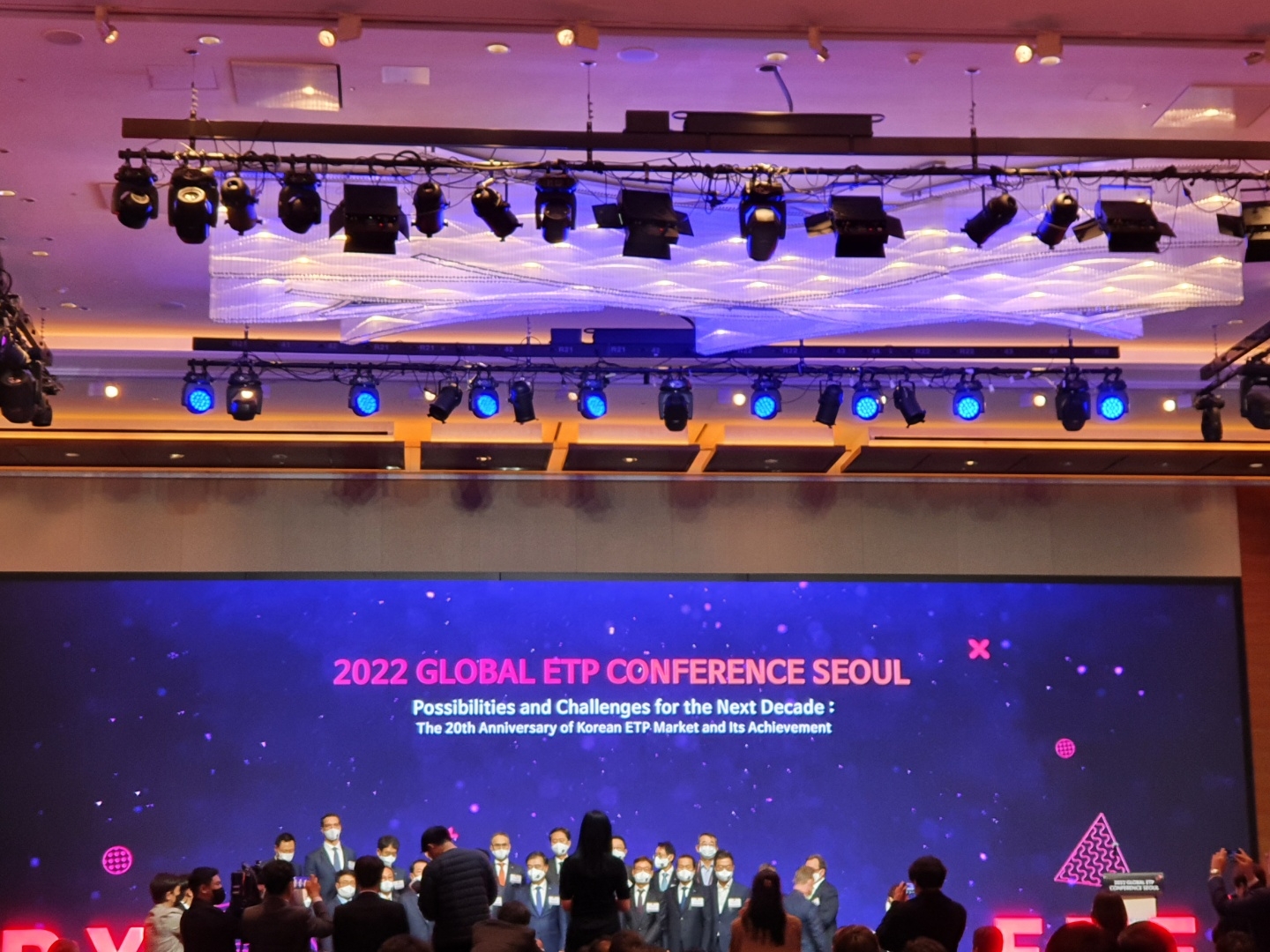 31일 여의도 서울 콘래드 호텔에서 한국거래소 주최로 열린 '2022 글로벌 ETP(상장지수상품) 콘퍼런스 서울'에서 주요 인사들이 기념 촬영을 하고 있다. / 사진= 한국금융신문(2022.10.31)