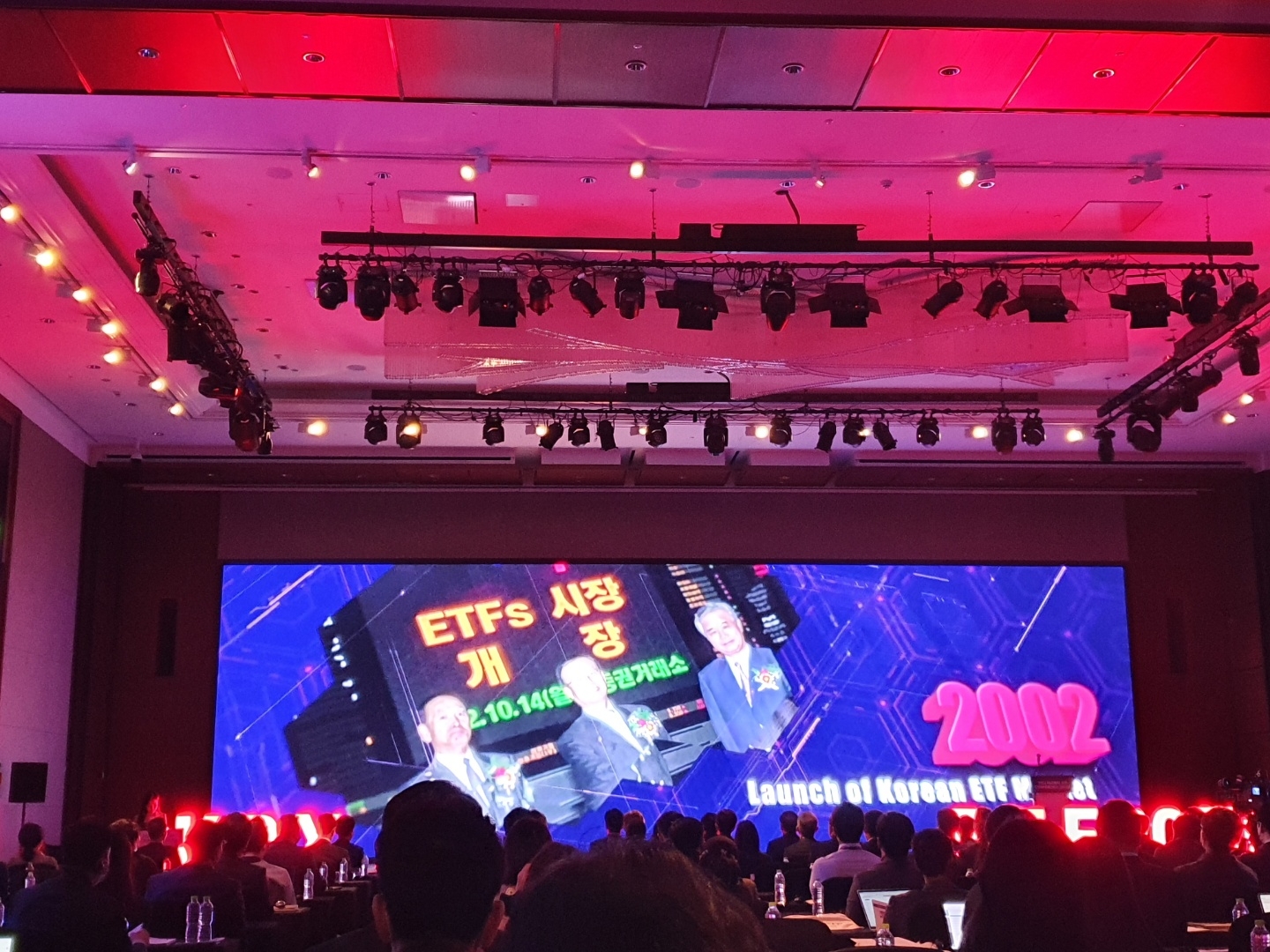 31일 여의도 서울 콘래드 호텔에서 한국거래소 주최로 열린 '2022 글로벌 ETP(상장지수상품) 콘퍼런스 서울'에서 ETF(상장지수펀드) 20년 축하 영상 모습. / 사진= 한국금융신문(2022.10.31)