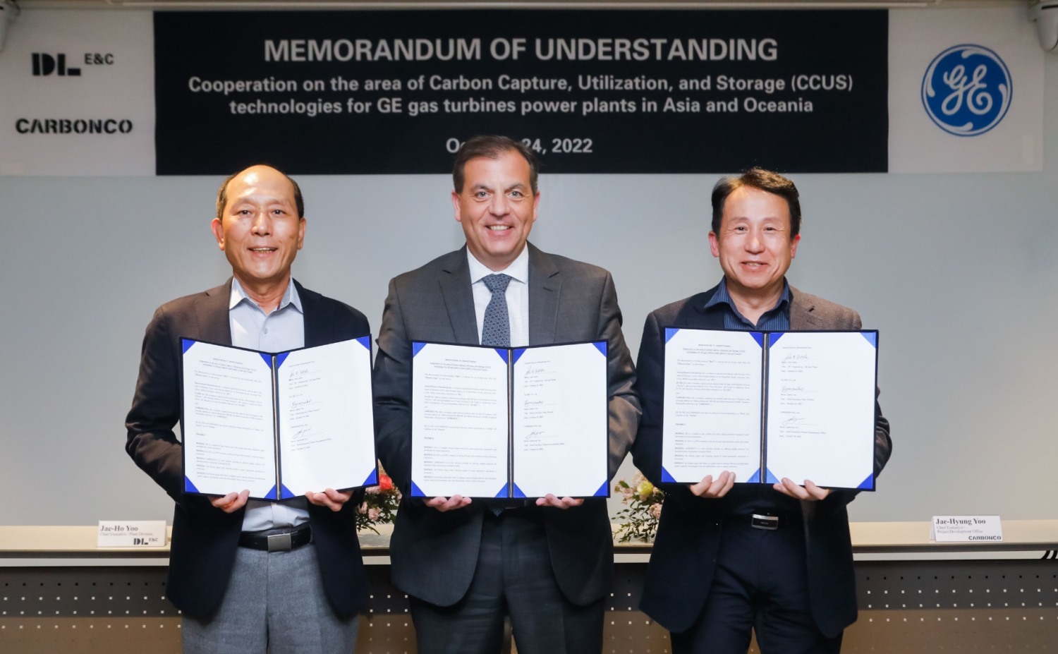 DL이앤씨 유재호 플랜트본부장(왼쪽), 카본코 유재형 사업개발실장(오른쪽), GE가스파워 존 인타일(John Intile) 최고기술책임자(CTO) 등이 협약을 체결하고 기념촬영을 하는 모습,/사진제공=DL이앤씨