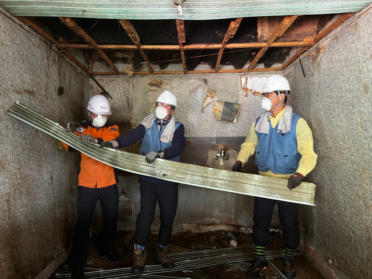 구미 장천면에서 진행된 노후주택 개보수 '에코드림' 활동 현장 / 사진제공=포스코건설
