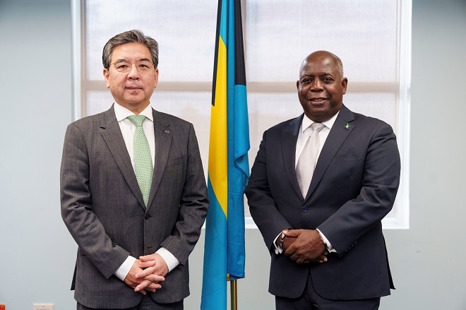 장재훈 현대차 사장(왼쪽)이 필립 데이비스 바하마 총리. 제공=현대차그룹.