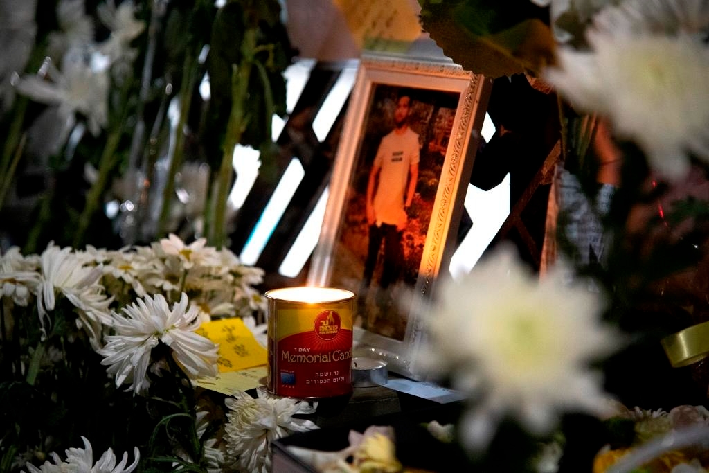 지난 1일 이태원역 1번 출구에 이태원 사고 외국인 사망자를 애도하는 사진이 놓여있다./사진제공=용산구