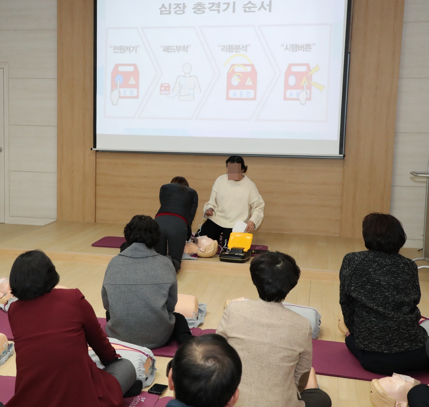 응급상황 대처 능력 향상을 위해 자동심장충격기 사용 및 응급처치 교육 중인 모습./사진제공=마포구