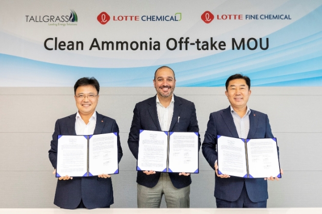 롯데그룹 화학군(롯데정밀화학, 롯데케미칼)은 미국 청정 수소/암모니아 프로젝트를 추진 중인 톨그라스 에너지(Tallgrass, 미국)와 청정 암모니아(블루) 50만 톤 공급 MOU를 체결했다. /사진=롯데케미칼.