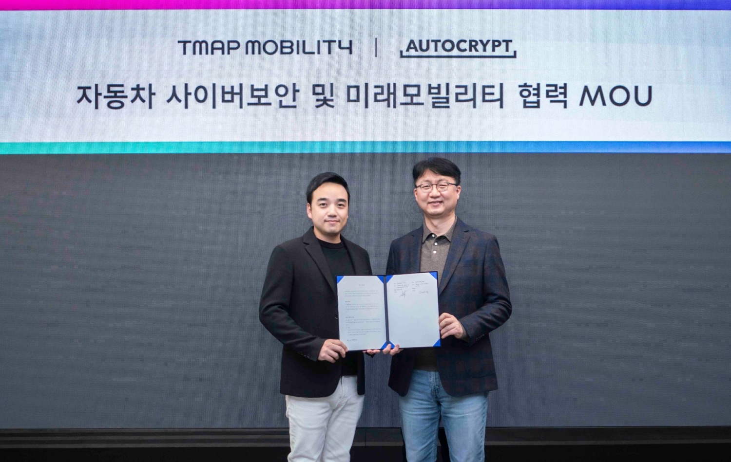 박서하 티맵모빌리티 Future Mobility 담당(왼쪽)과 김의석 아우토크립트 대표(오른쪽)가 지난 3일 서울 중구 티맵모빌리티 본사에서 '자동차 사이버보안 및 미래모빌리티 사업 협력을 위한 업무협약(MOU)'을 체결했다. 사진=티맵모빌리티