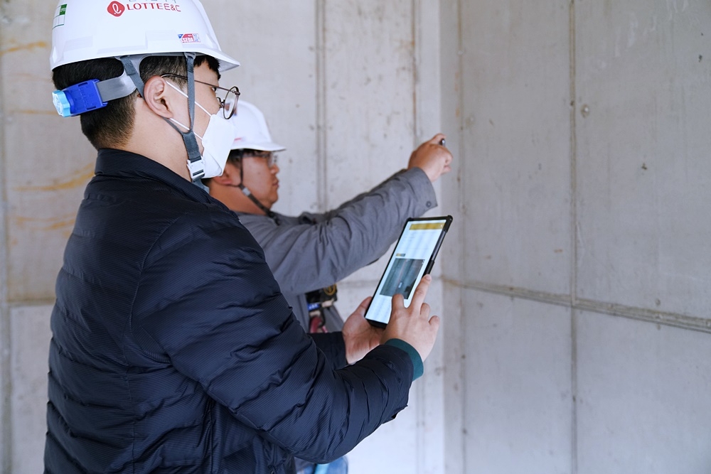 스마트폰으로 콘크리트 균열을 촬영해 이를 태블릿PC에서 확인하는 모습 / 사진제공=롯데건설