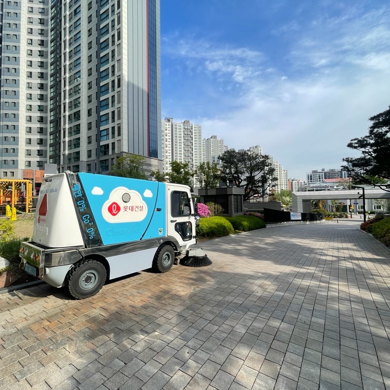 롯데건설이 아파트 단지 내 친환경 전기청소차를 운영중이다./사진제공=롯데건설