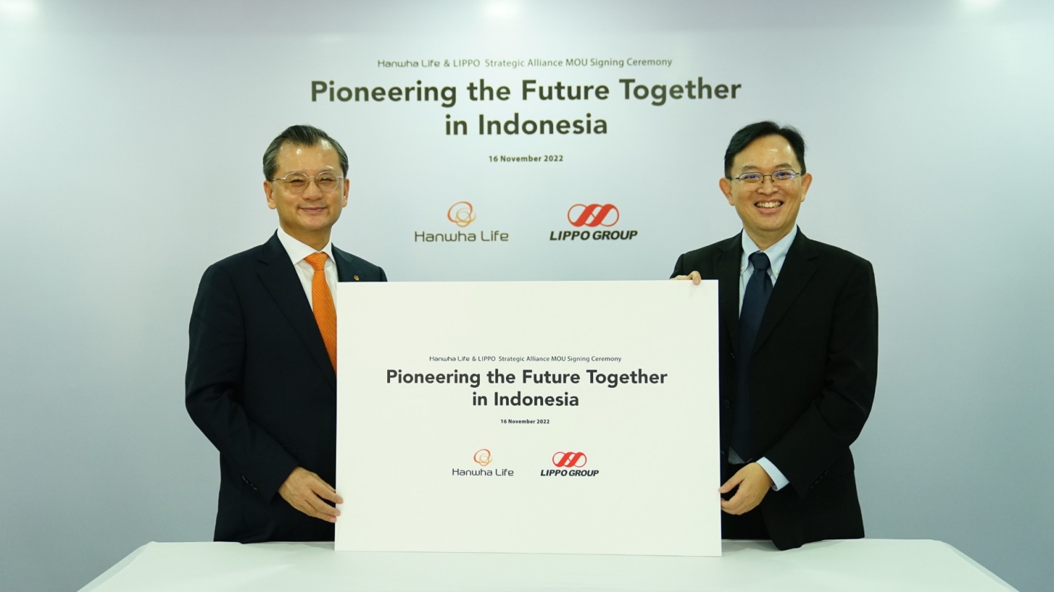 한화생명 여승주 대표이사(왼쪽)와 Lippo그룹 아드리안 슈어만(Adrian Suherman) Multipolar 대표(오른쪽)가 MOU 체결 후 기념 촬영을 하고 있다./사진=한화생명