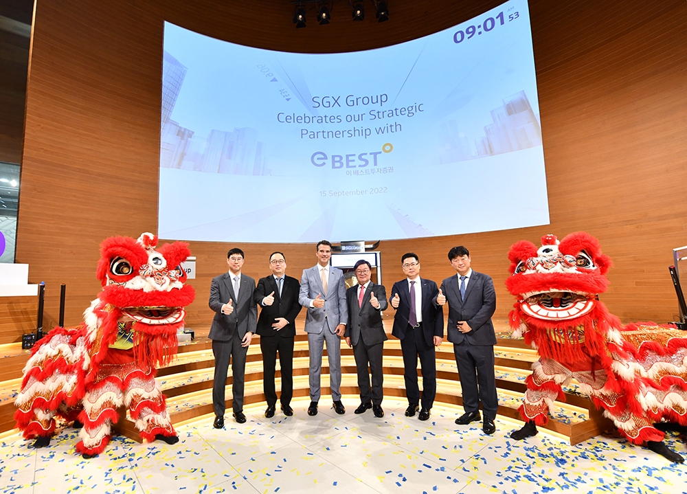 이베스트투자증권은 싱가포르거래소(SGX) 파생상품 트레이딩 멤버십을 취득했다. 김원규 이베스트투자증권 사장(오른쪽에서 세 번째), 폴 드윈 SGX그룹 부사장(왼쪽에서 세 번째) / 사진제공= 이베스트투자증권(2022.11.17)