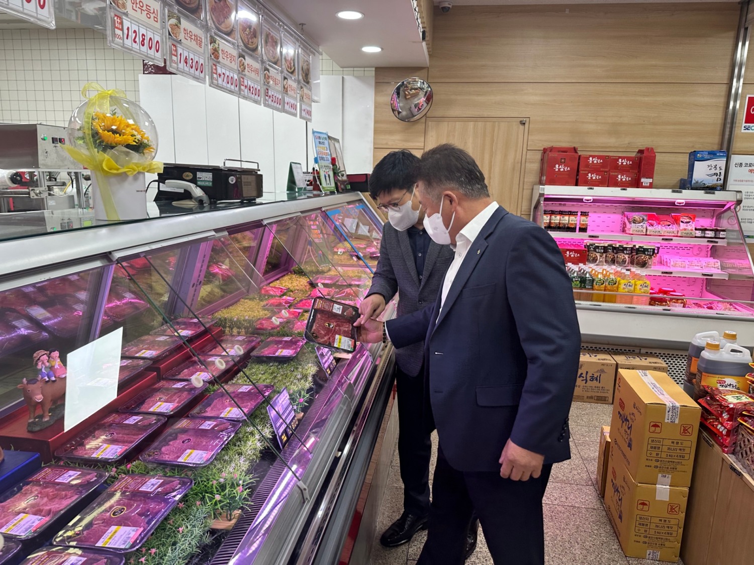 ▲인천농협지역본부 본부장 이강영(왼쪽), 인천축산농협 조합장 홍순철(오른쪽)