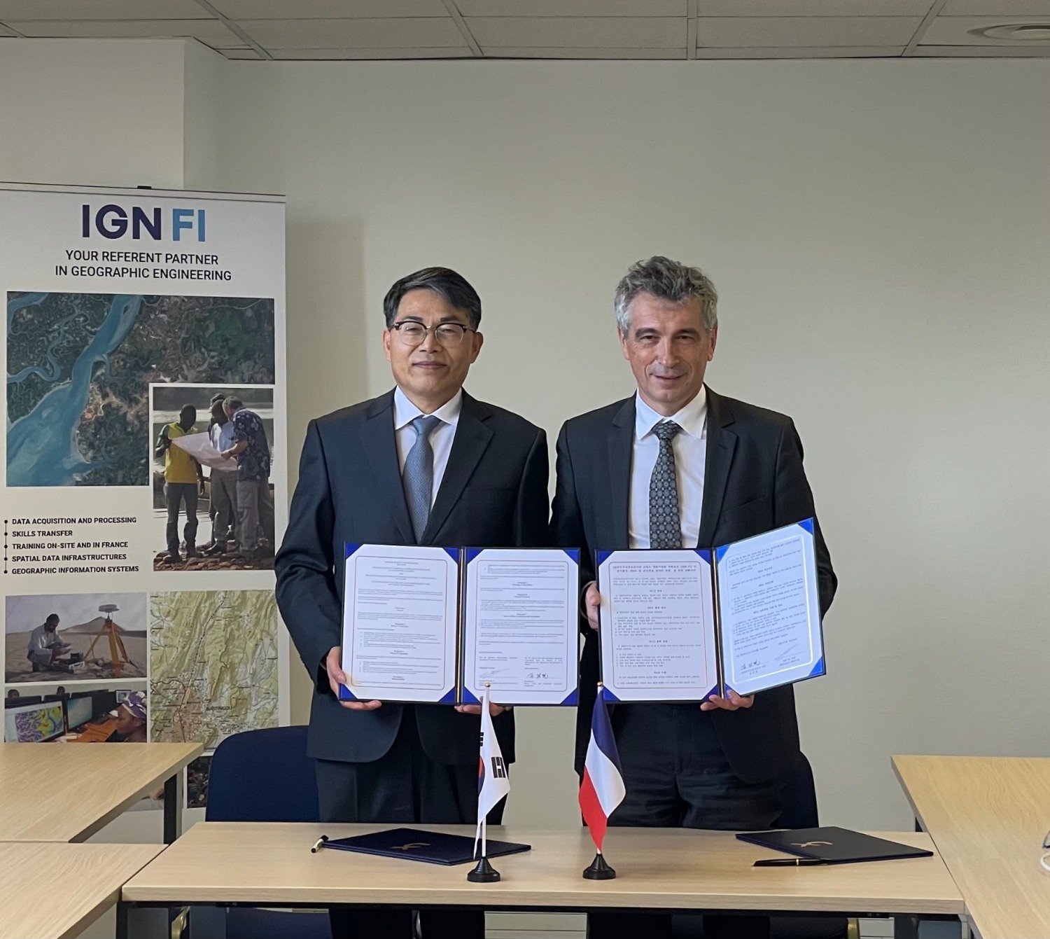 LX 김정렬 사장과 IGN FI 크리스토퍼 데케이네 사장은 11월22일 프랑스 파리 IGN FI 본사에서 ‘공간정보 분야의 상호 협력 증진을 위한 업무협약’을 체결했다. / 사진제공=LX공사