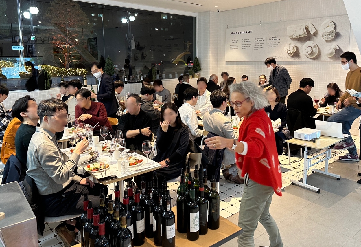 서울시 송파구에 위치한 보틀벙커 제타플렉스점에서 23일(수) 테이스팅 클래스를 진행하고 있는 '클레르 뤼르통'(샤토 뒤포르비방, 샤토 오바쥐 리베랄./ 사진제공 = 롯데마트