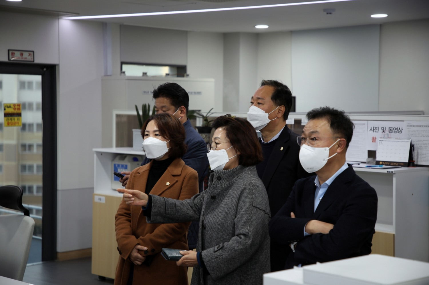 마포구의회 권영숙 위원장(앞줄 가운데)을 비롯한 의원들이 CCTV 통합관제센터 운영 실태를 검토하고 있다./사진제공=마포구의회