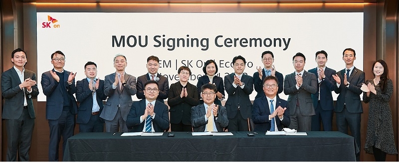 (앞줄 왼쪽부터)지앙 미아오 GEM 부총경리, 신영기 SK온 구매담당, 박상욱 에코프로 부사장. 제공=SK온.