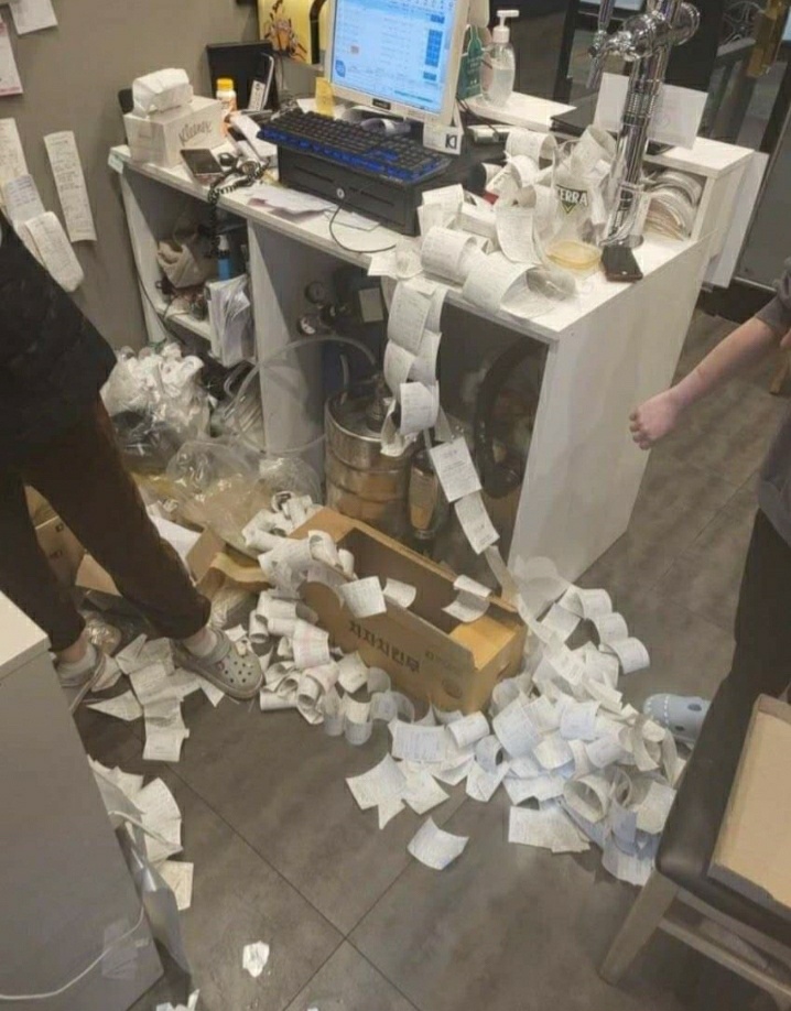 높은 치킨 수요에 24일 저녁에는 일부 배달앱과 치킨프랜차이즈 앱이 먹통이 됐다. 배달앱 '배달의민족'에서 주문하는 치킨의 경우 한 때 주문이 불가했다. 배달앱을 이용하는 일부 가맹점은 밀려드는 주문을 처리하기 위해 '준비중'으로 상태를 바꿔놓기도 했다./사진제공=온라인 커뮤니티 캡처