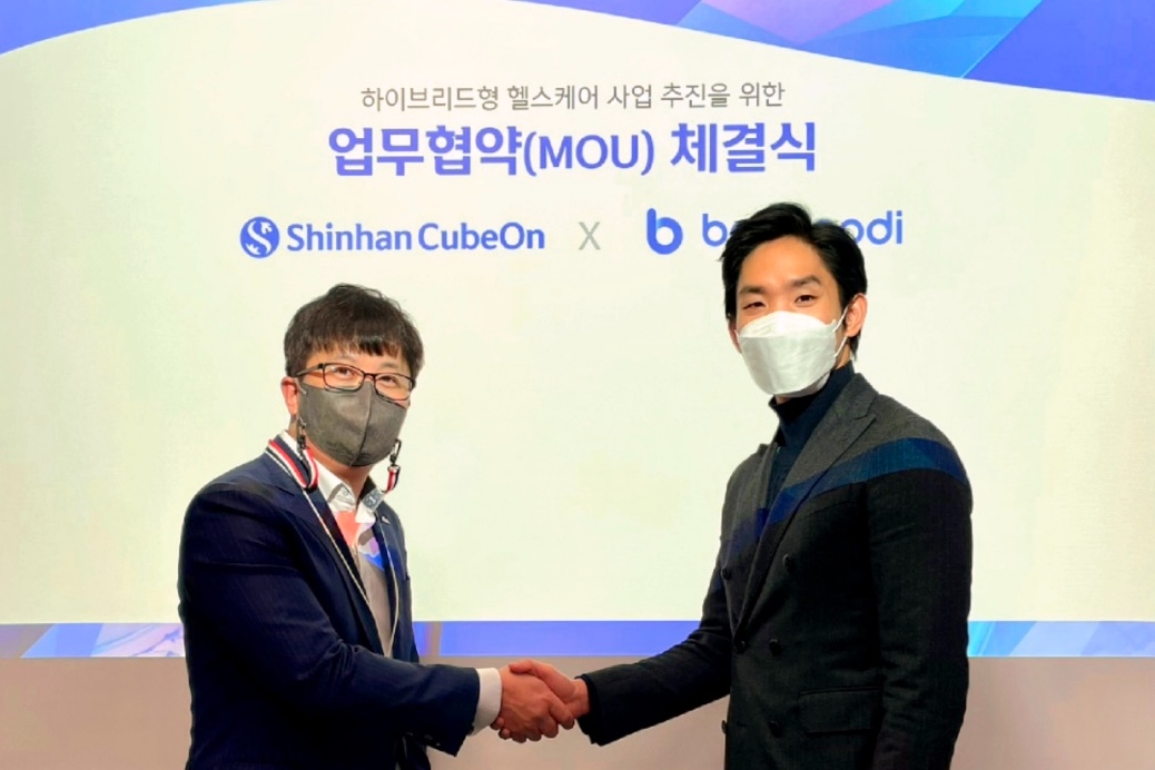 28일 서울 중구 패럼타워 신한큐브온에서 업무협약을 체결한 후 신한큐브온 이용범 대표(왼쪽)와 레드블루 이석훈 대표가 기념촬영을 하고 있다./사진=신한라이프