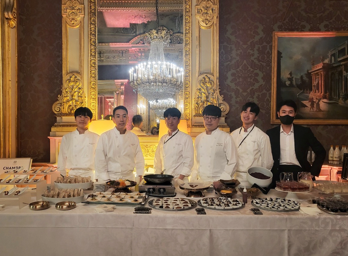 ‘라 리스트 2023’ 칵테일 살롱에 참석한 서울신라호텔 셰프들./ 사진제공 = 호텔신라