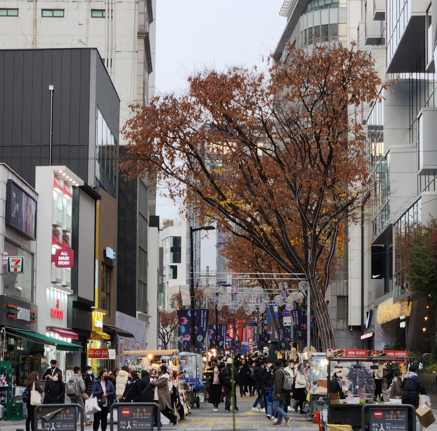 연말이 다가오는 가운데 '월급 빼고 다 오른다'는 말이 현실화되고 있다. 원자재값 상승, 고환율 등으로 식품업계가 가격을 줄줄이 인상하고 있기 때문이다. 사진은 명동 거리./사진=나선혜기자
