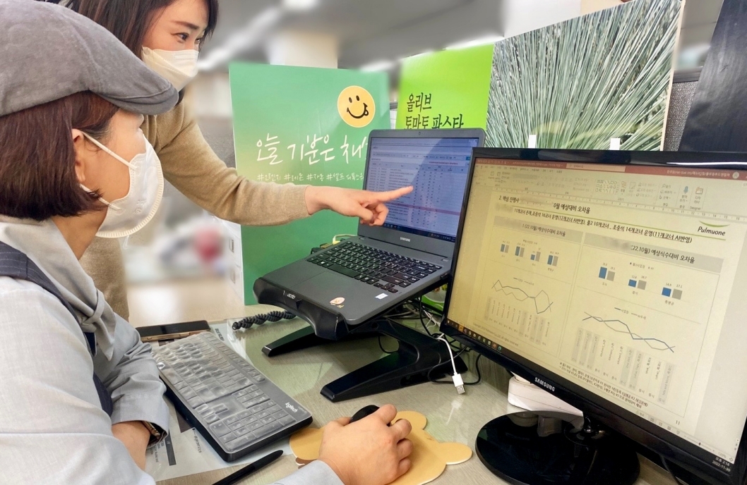 풀무원푸드앤컬처 현장 매니저(영양사)가 식수예측 시스템을 활용하고 있다./사진제공 = 풀무원