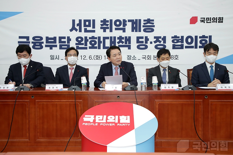 성일종 국민의힘 정책위의장(가운데)이 6일 오후 국회서 열린 ‘서민 취약계층 금융부담 완화대책 당정 협의회’에서 발언하고 있다. 사진 왼쪽부터 윤창현 국민의힘 의원, 송언석 국민의힘 원내수석부대표, 성일종 국민의힘 정책위의장, 김주현 금융위원장, 이복현 금융감독원장. /사진제공=국민의힘