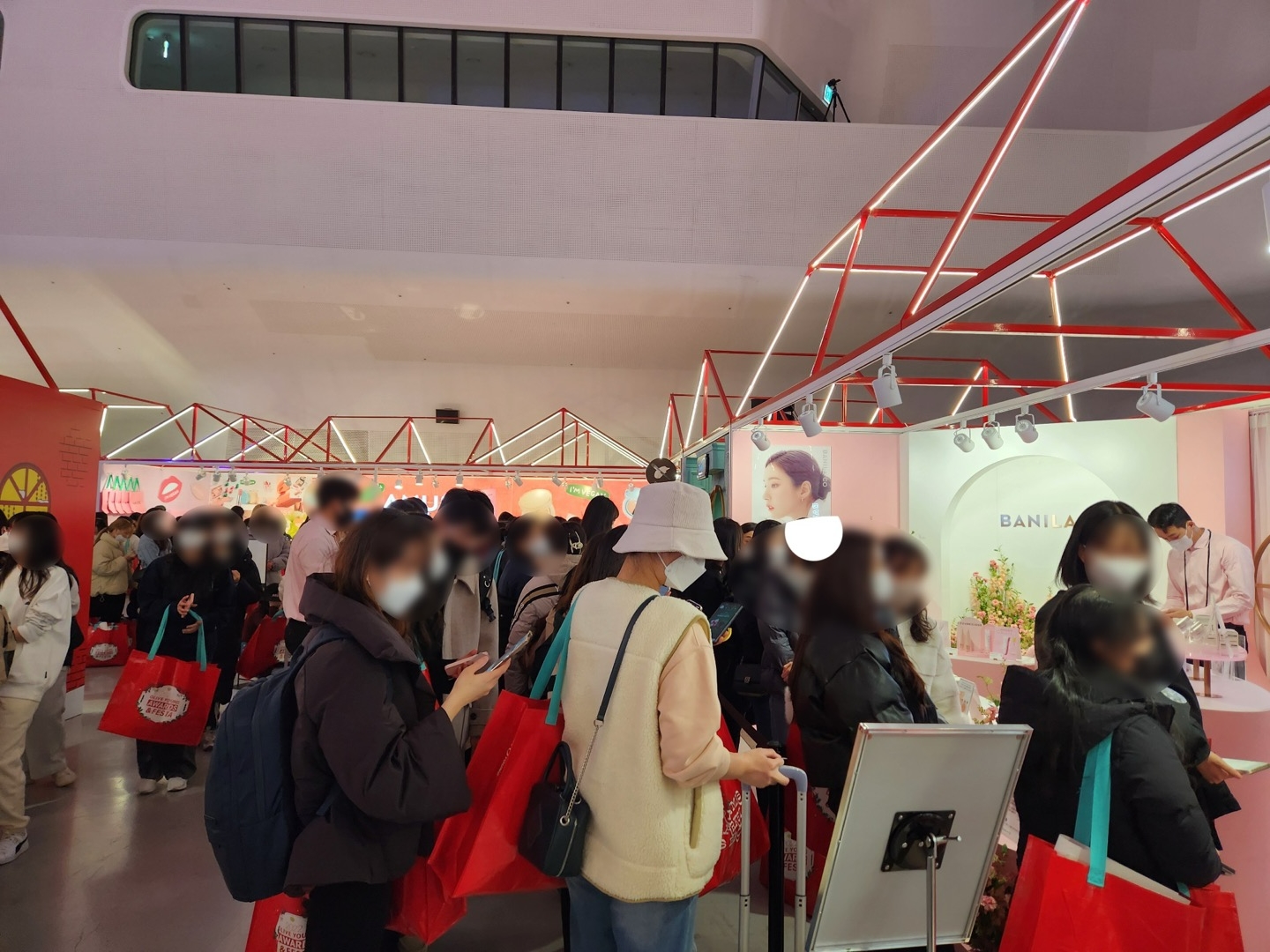 올리브영 어워즈&페스타 산타마을 내 브랜드 '바닐라코' 부스 앞 모습./사진=나선혜기자