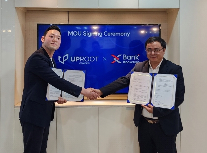 (왼쪽) 강승구 업루트컴퍼니(UPROOT COMPANY) 최고운영책임자(COO·Chief Operations Officer)와 레이먼드 추(Raymond Chu) 엑스뱅크(XBank) 대표가 2022년 10월 28일 업무협약(MOU·Memorandum Of Understanding)을 체결한 뒤 기념촬영하고 있다./사진=업루트컴퍼니