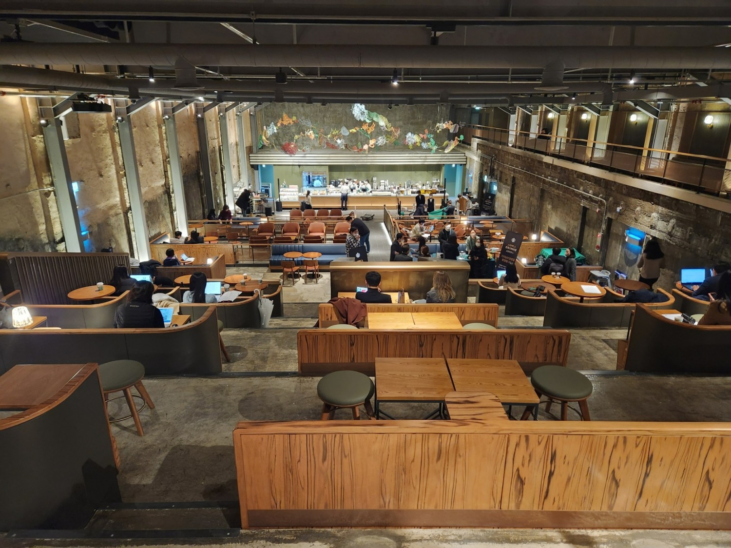 오래된 경동극장이 스타벅스로 변신했다./사진=나선혜기자