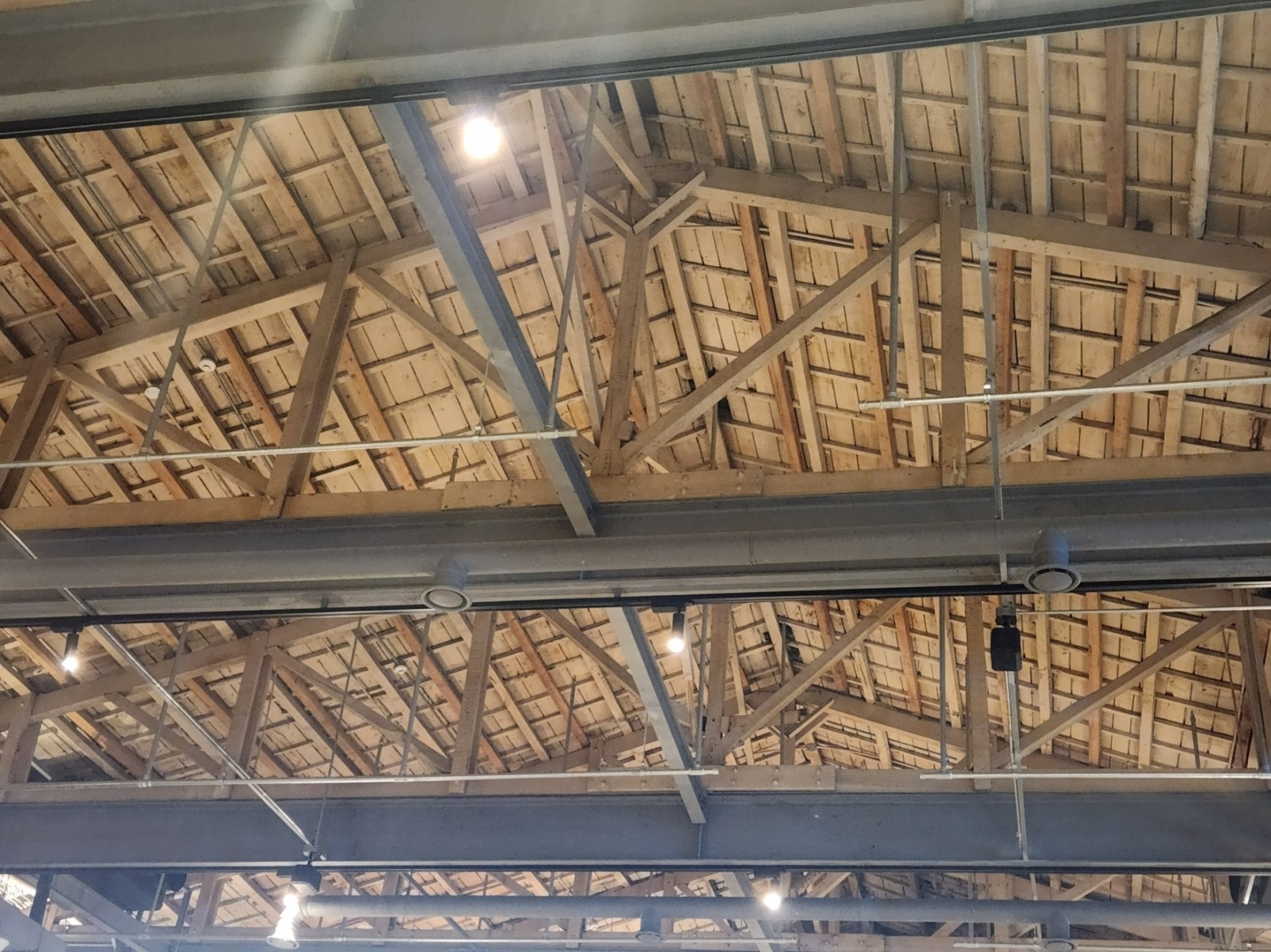 경동극장의 모습을 살리기 위해 매장의 목조 골조도 그대로 활용했다./사진=나선혜기자