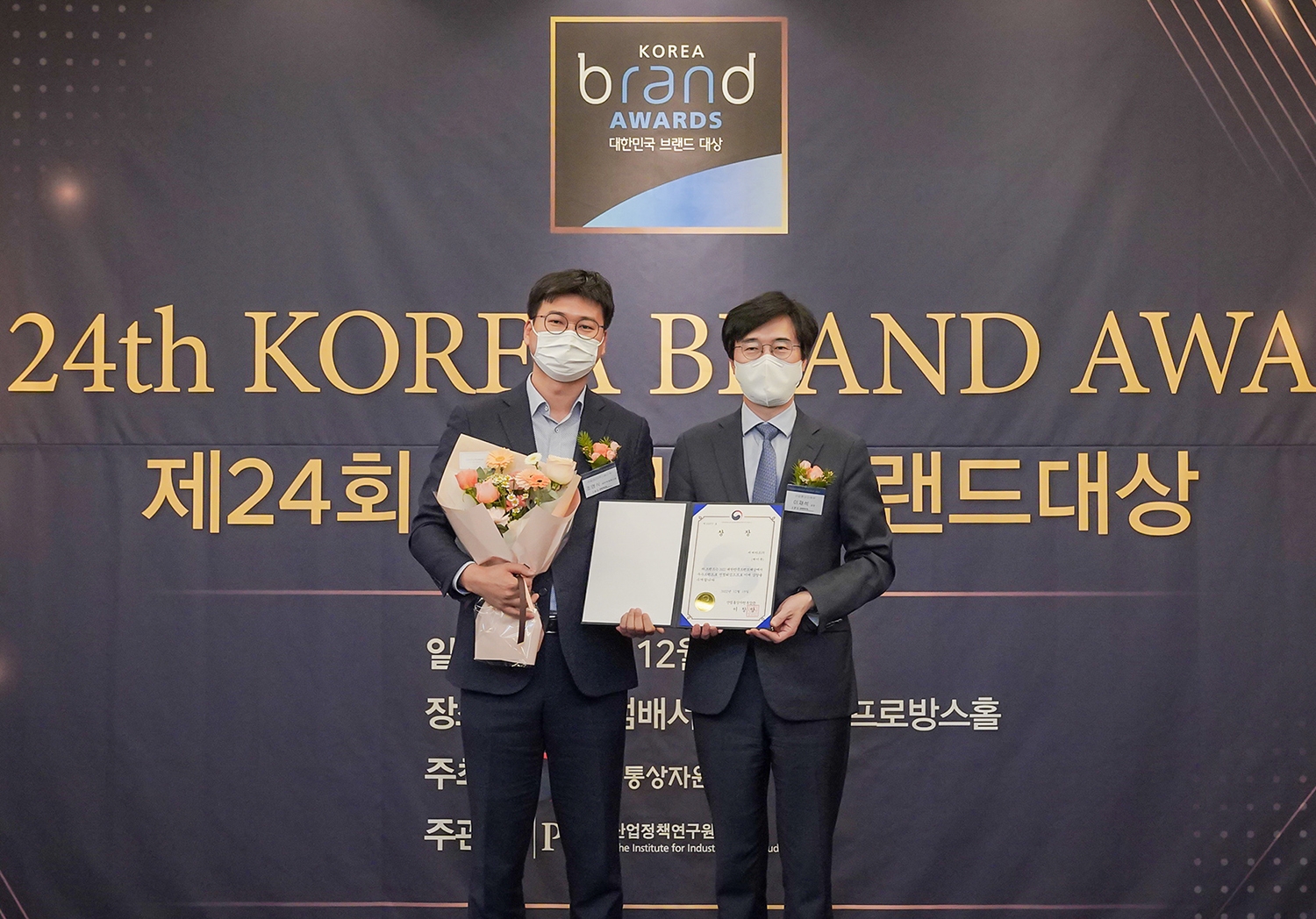 조명식 BC카드 페이북컴퍼니장(왼쪽)과 이재석 산업통상자원부 과장(오른쪽)이 지난 15일 노보텔 엠배서더 강남에서 개최된 ‘제24회 대한민국브랜드대상’ 시상식 직후 기념촬영을 하고 있다. /사진제공=BC카드
