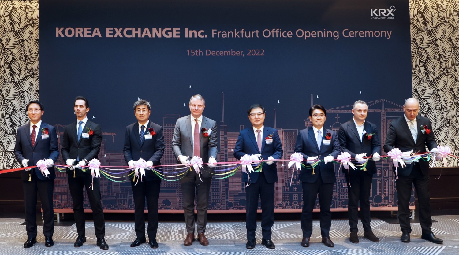한국거래소(KRX)는 15일 오전(현지시각) 독일 소피텔 프랑크푸르트 오페라에서 개소식을 개최했다. (왼쪽 세번째부터) 고경석 주프랑크푸르트 총영사, 마이클피터스 유렉스 이사장, 손병두 한국거래소 이사장 / 사진제공= 한국거래소(2022.12.16)