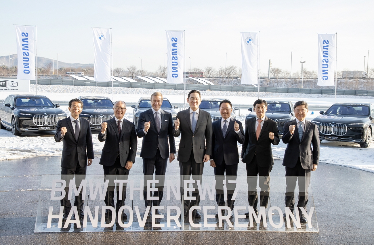 이재용 삼성전자 회장이 17일 인천 영종도에 위치한 BMW 드라이빙 센터에서 올리버 집세(Oliver Zipse) BMW CEO 등 경영진과 만나 삼성SDI의 최첨단 'P5' 배터리셀이 적용된 BMW의 최신 전기차 '뉴 i7' 등을 살폈다. 사진=삼성전자