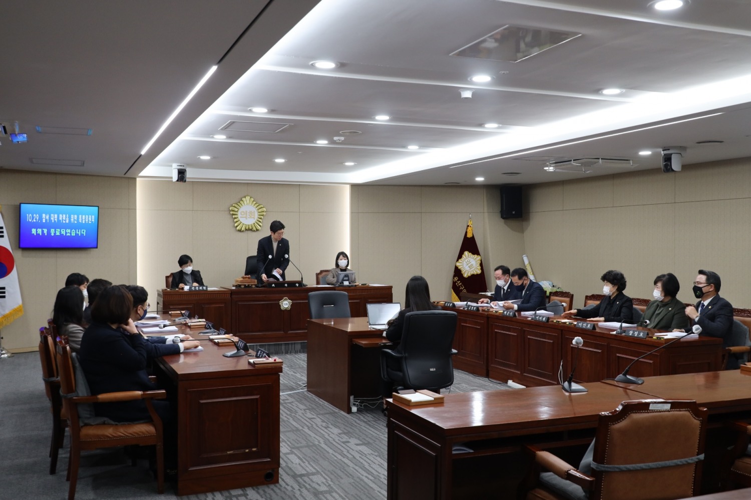 백준석 특별위원장이 10.29 참사 대책 마련 회의를 주재하는 모습./사진제공=용산구의회