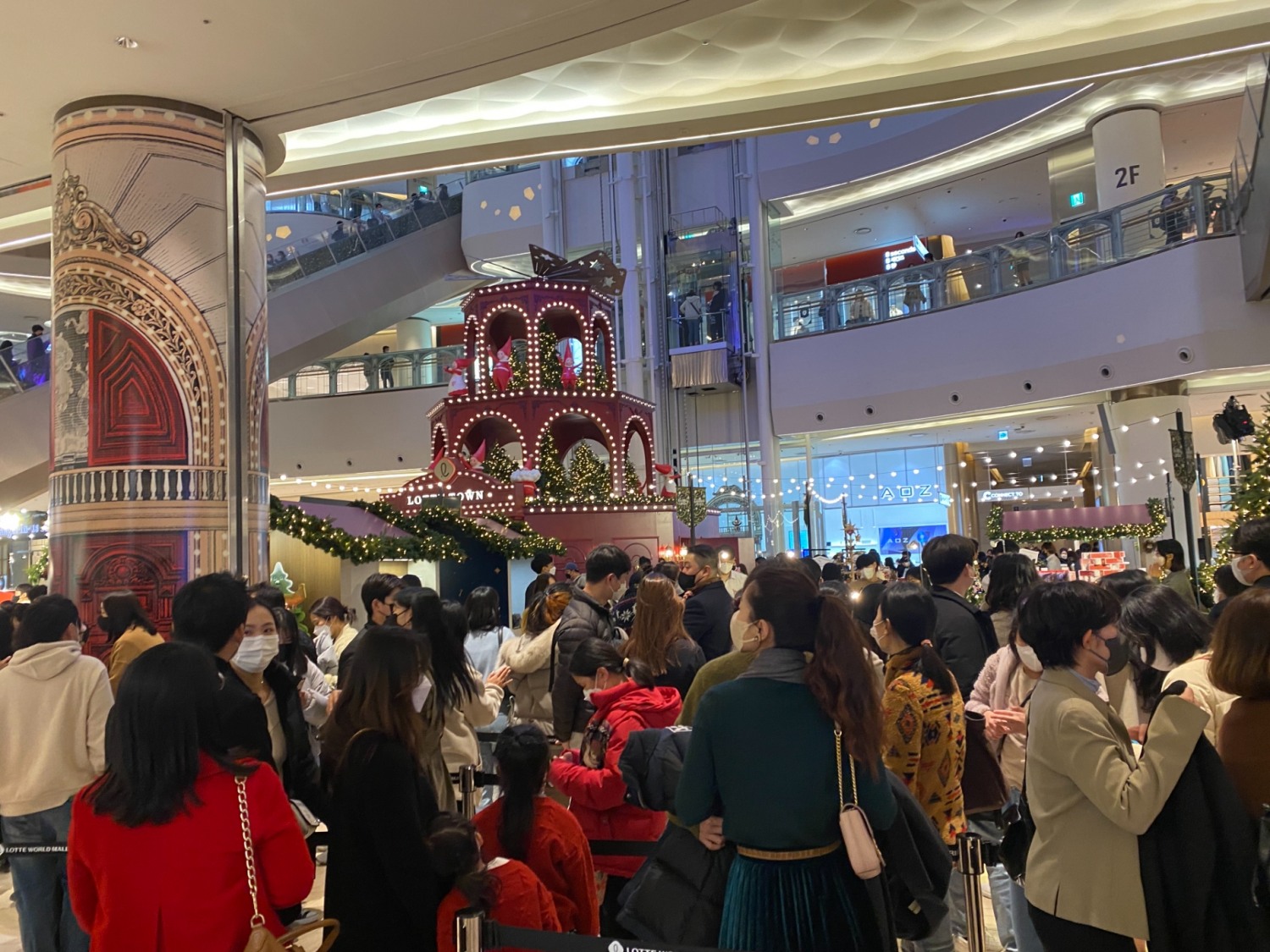 잠실 롯데월드몰 크리스마스마켓을 입장하기 위해 대기줄이 이어지고 있다./ 사진 촬영 = 홍지인 기자