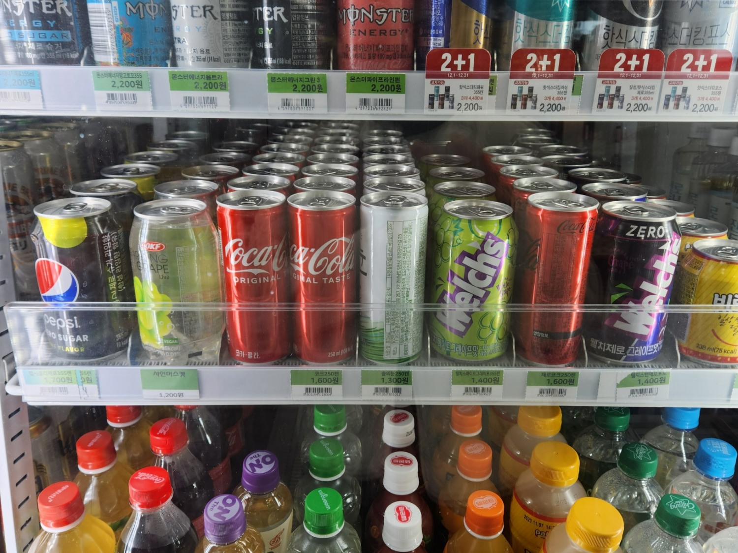 코카콜라 350ml 캔과 코카콜라제로 355ml 캔이 각각 1900원에서 2000원으로 100원 인상된다./사진=나선혜기자