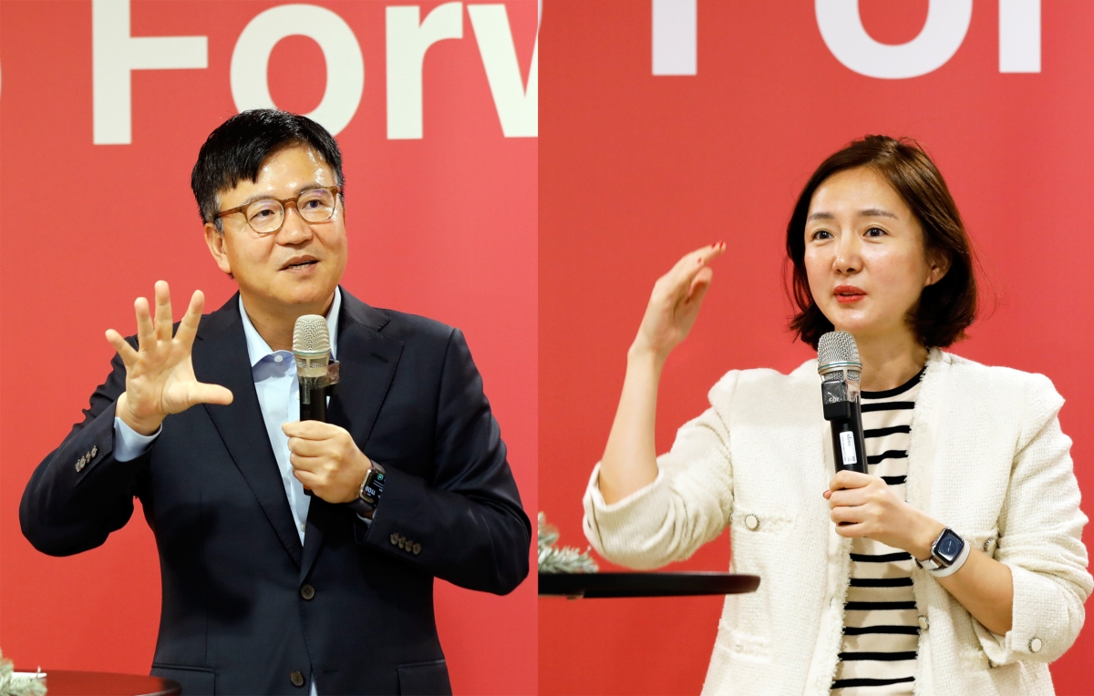 지난 22일, 11번가 서울스퀘어 사옥에서 진행된 타운홀 미팅에서 (왼쪽부터)하형일 사장과 안정은 사장이 2023년 11번가 2.0의 본격적 실행 전략을 설명하고 있다./사진제공=11번가