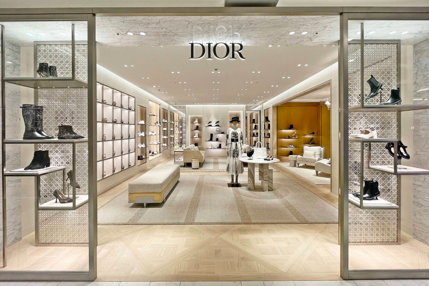 디올 슈즈 매장 전경 사진./ 사진제공 = 한화솔루션 갤러리아 부문