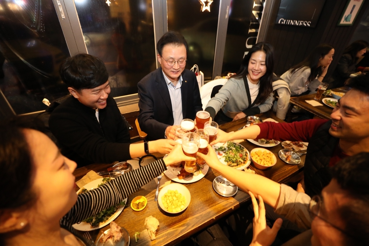 이환주 대표이사 후보(중앙)가 양사 임직원들과 함께 호프데이를 진행하며 격식 없이 소통하는 시간을 가졌다./사진=KB라이프생명