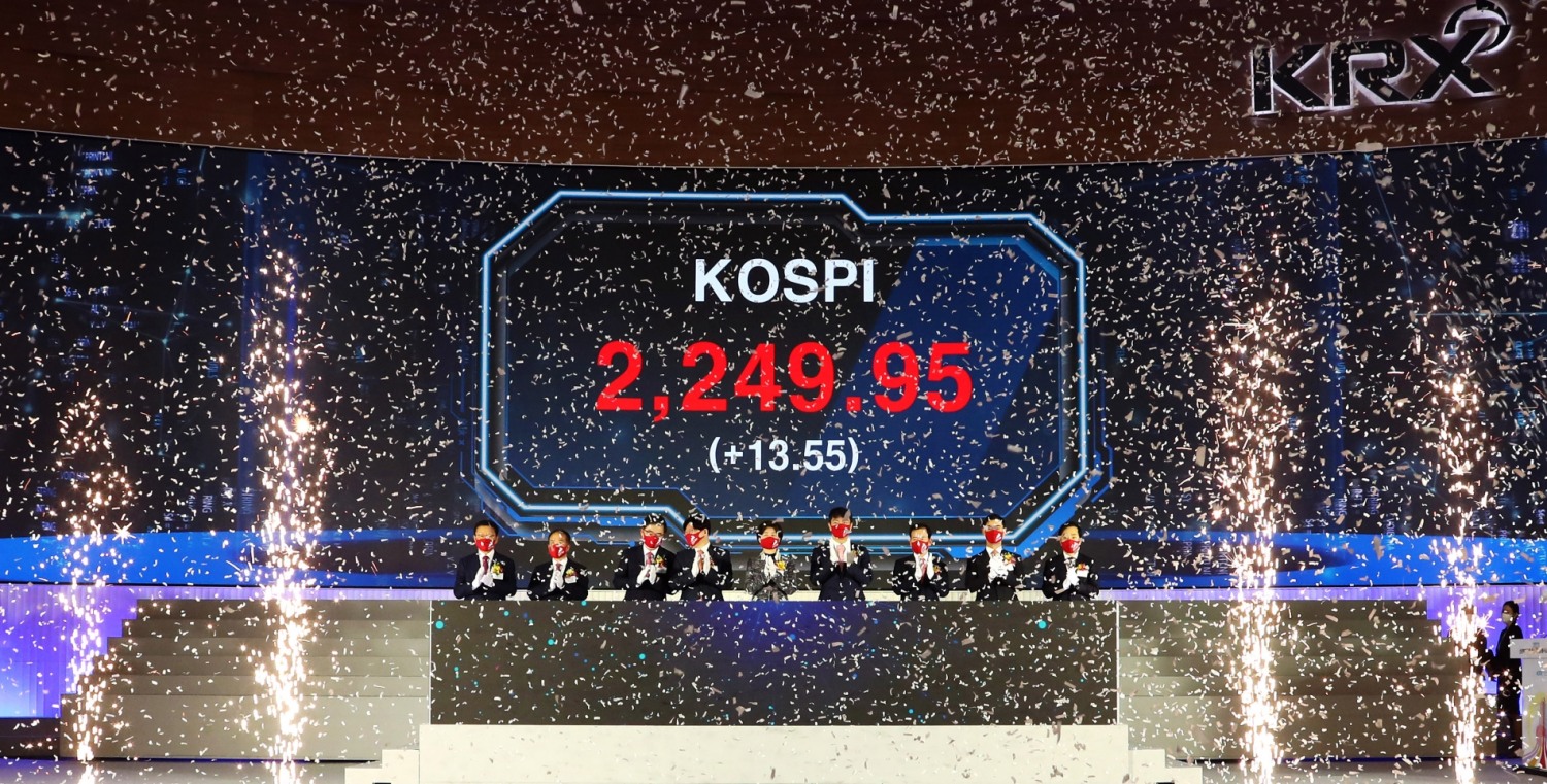한국거래소는 1월 2일 오전 여의도 서울사옥 종합홍보관에서 2023년 증권·파생상품시장 개장식을 개최했다. 개장신호식 부저 누르는 인사들. (왼쪽부터) 김환식 코넥스협회장, 이기헌 상장회사협의회 부회장, 손병두 한국거래소 이사장, 김소영 금융위원회 부위원장, 백혜련 국회 정무위원회 위원장, 이복현 금융감독원장, 서유석 금융투자협회장, 장경호 코스닥협회장, 유남규 한국거래소탁구단 감독(개인투자자 대표) / 사진제공= 한국거래소(2023.01.02)