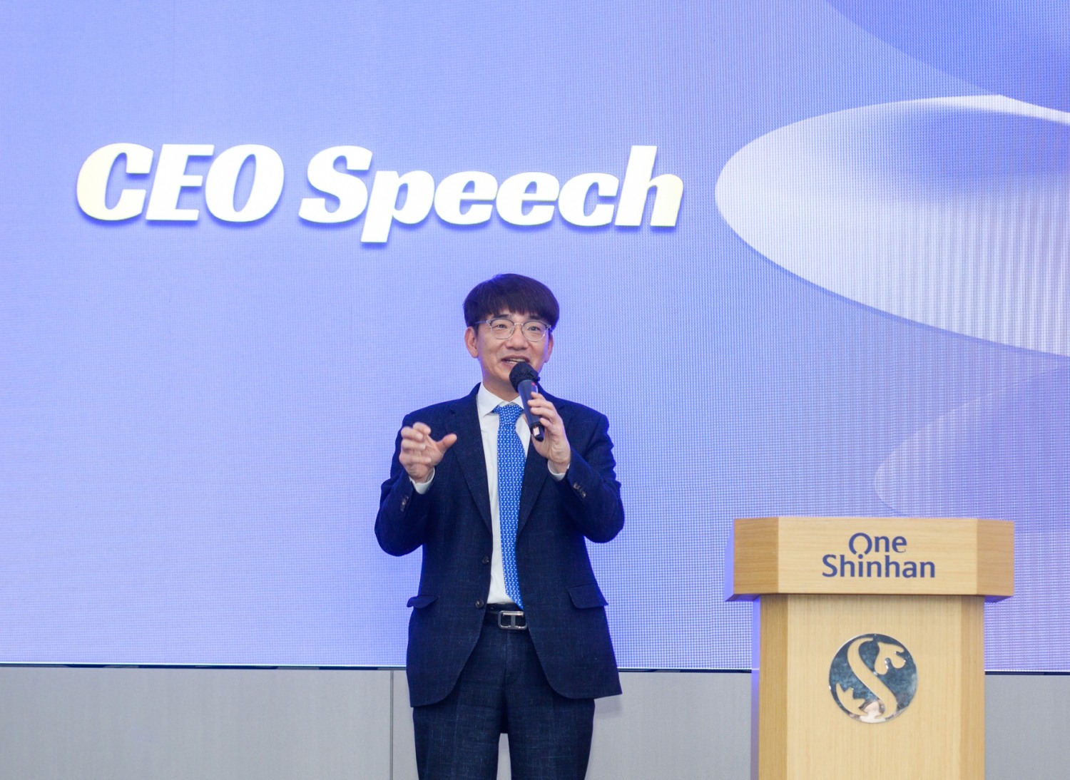 이영종 신한라이프 사장이 '팀 라이프 2023'에서 취임사를 발표하고 있다./사진=신한라이프