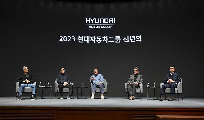 정의선 현대차그룹 회장(가운데), 장재훈 현대차 사장(오른쪽에서 두번째), 송호성 사장(오른쪽에서 첫번째), 박정국 연구개발본부 사장(오른쪽에서 네번째), 송창현 TaaS본부 사장(오른쪽에서 다섯번째). 제공=현대차그룹.