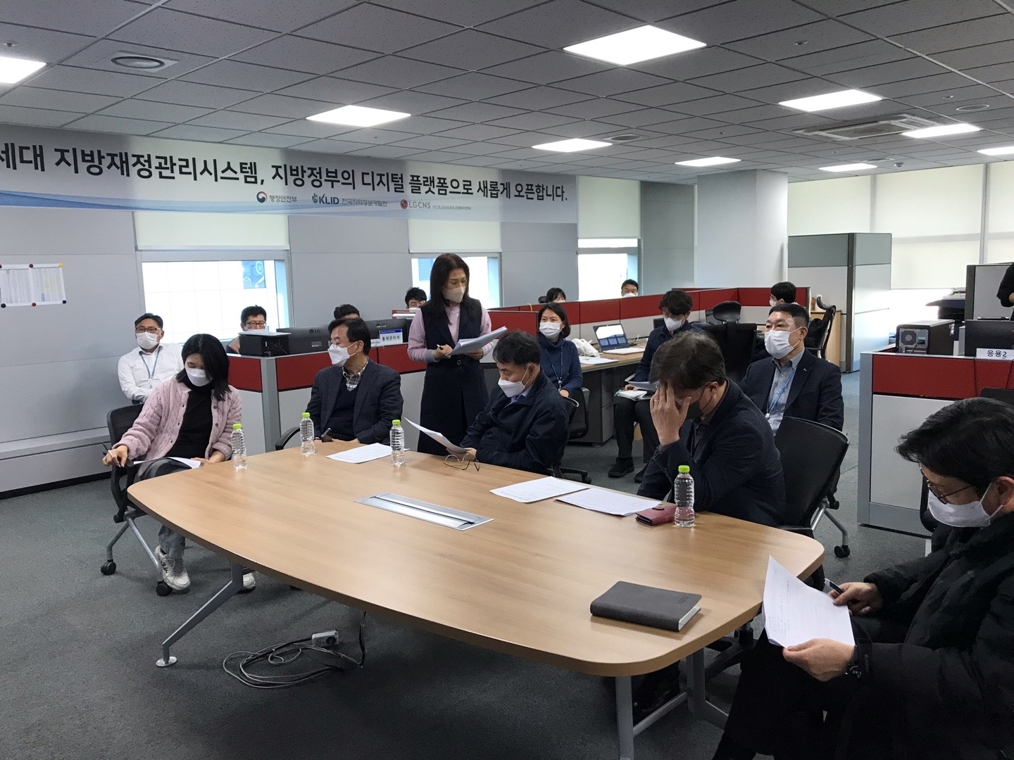 한국지역정보개발원 이재영 원장(테이블 가운데)을 비롯한 관계자들이 상황실에서 상황 브리핑을 받고 있다./사진제공=한국지역정보개발원