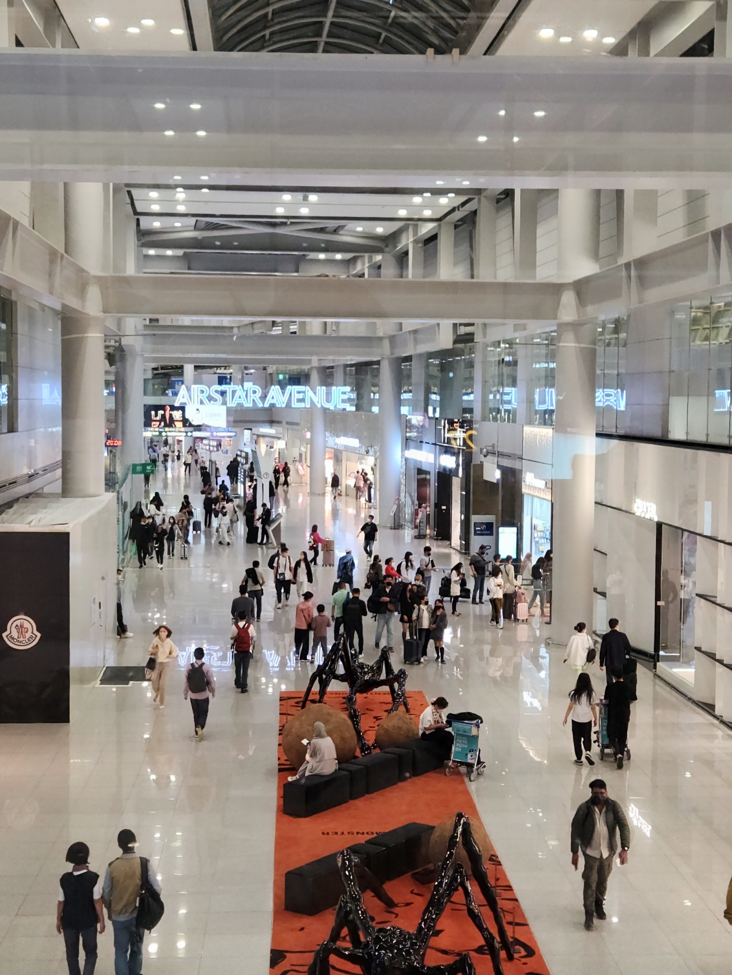 중국 정부가 코로나19 규제를 풀면서 화장품 업계가 회복될 것으로 예상됐으나 정부가 사실상 중국인 입국을 막으며 다시 한 번 위기에 직면했다. 사진은 인천공항 제 1터미널 면세구역./사진=나선혜기자