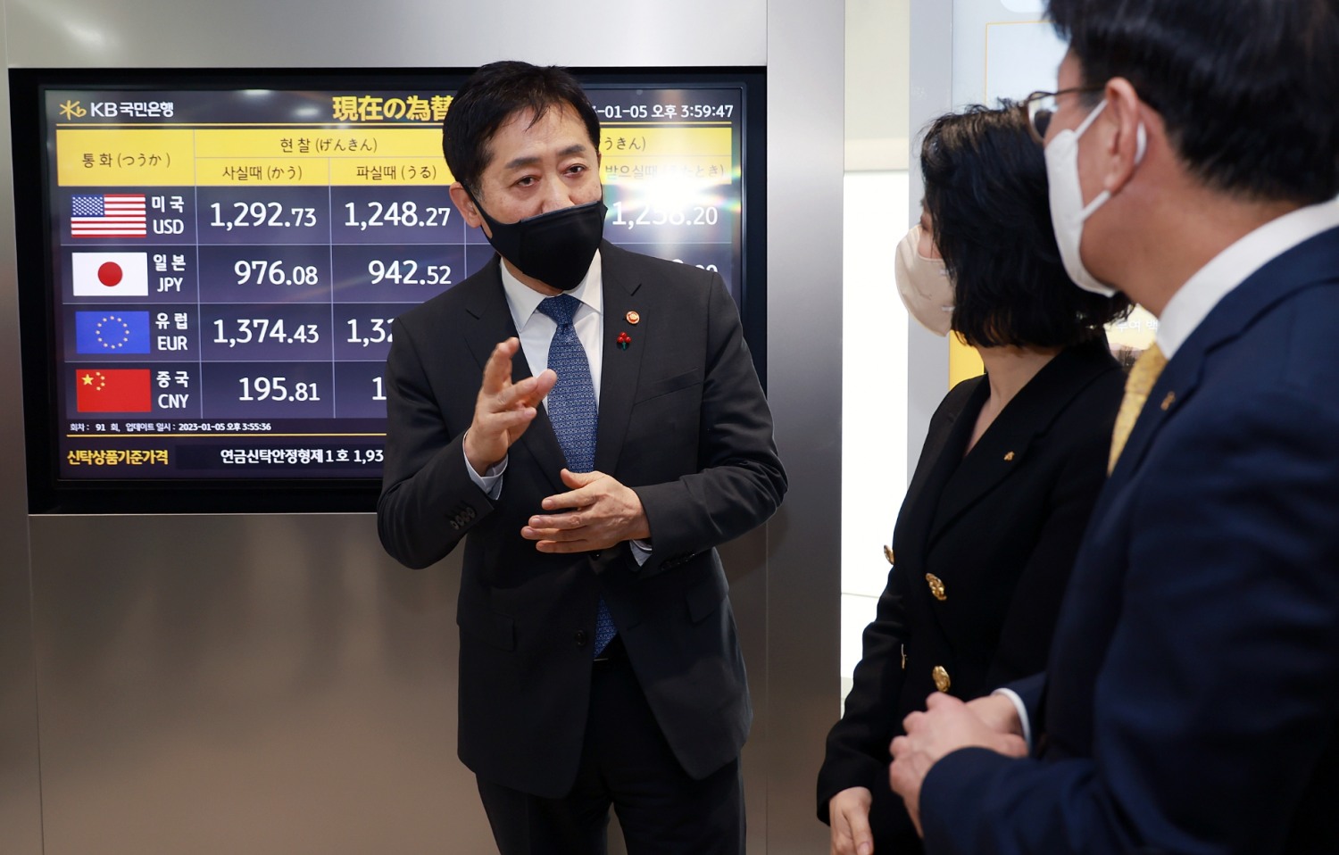 김주현 금융위원장이 5일 오후 서울 중구 KB국민은행 남대문종합금융센터(탄력점포)를 방문해 김광수 은행연합회장, 이재근 KB국민은행장과 함께 탄력점포의 운영현황 및 정부가 추진 중인 만기연장·상환유예, 새출발기금 등 다양한 금융지원 프로그램의 집행상황에 대한 애로사항 등을 청취했다./사진=금융위원회