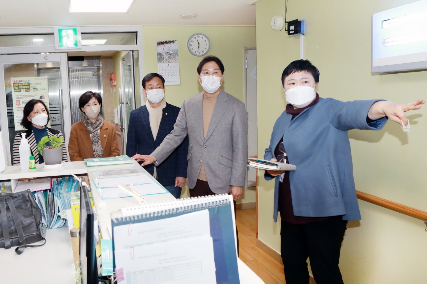 (왼쪽부터) 조미정 의원, 이정미 의원, 송재천 의원, 길기영 의장이 구립중구노인요양센터 전미애 원장으로부터 시설 현황에 대한 설명을 듣고 있다../사진제공=중구의회