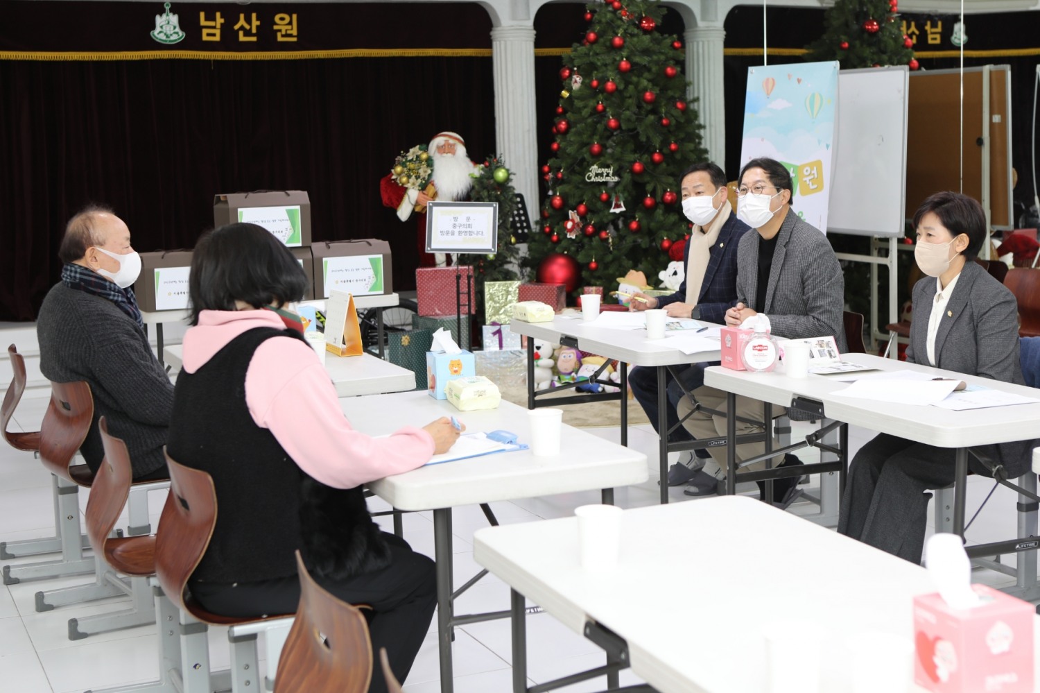 (오른쪽부터) 이정미 의원, 길기영 의장, 송재천 의원이 남산원 관계자와 의견을 나누고 있다./사진제공=중구의회