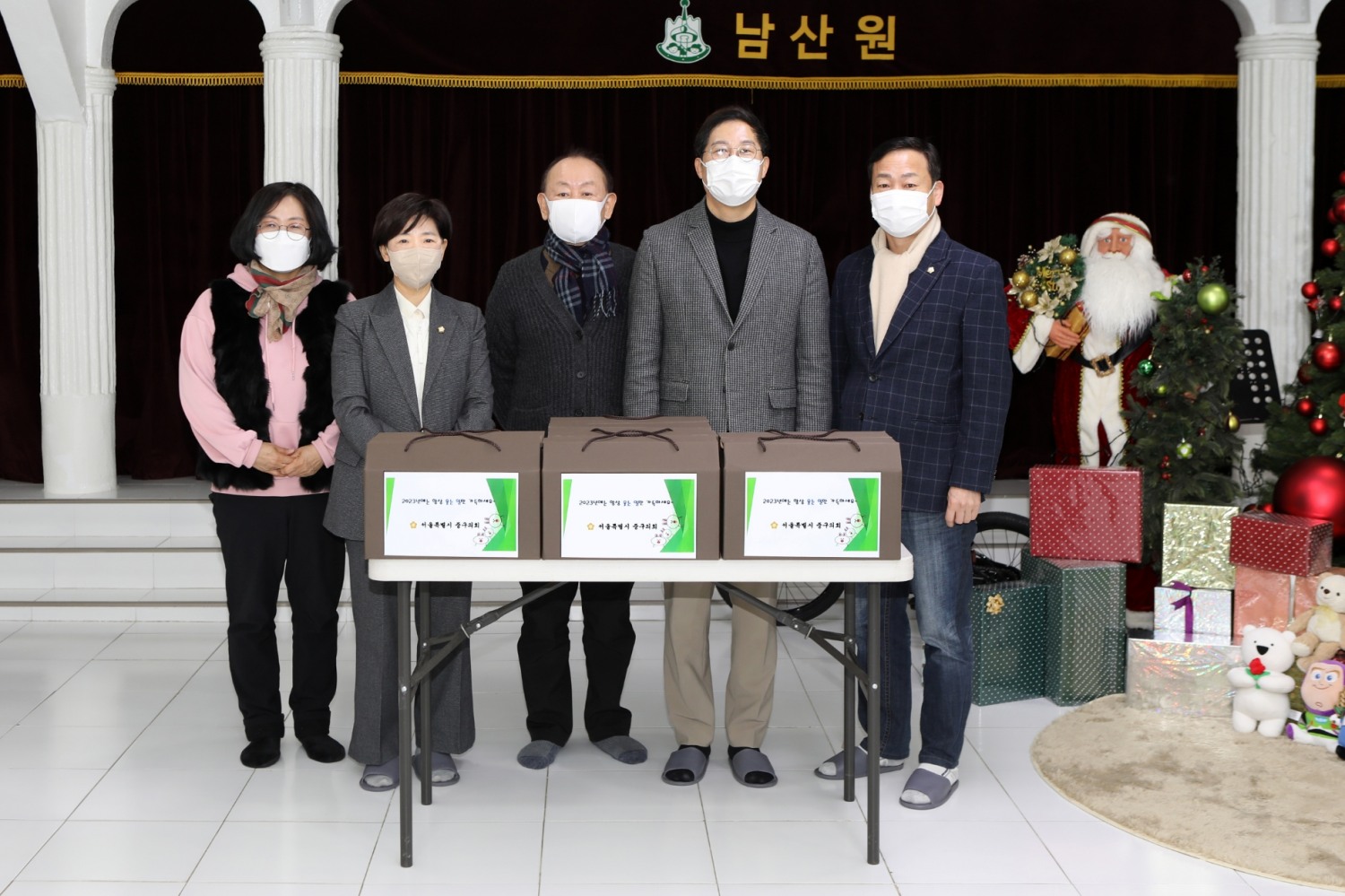 (왼쪽 두번째부터) 이정미 의원, 남산원 박흥식 원장, 길기영 의장. 송재천 의원이 함께 사진 촬영을 하고 있다. /사진제공=중구의회